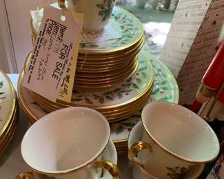 #174	Lenox	Lenox Holiday China (2) 5pc place setting plus 5 dinner plates, 5 saucers 5 tea cups    (NOTE 2 (5) place setting @ $350 ea 	 $700.00 
.