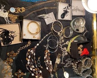Nice assortment of jewelry
