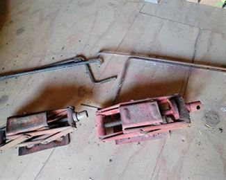 2 Scissor Jacks
