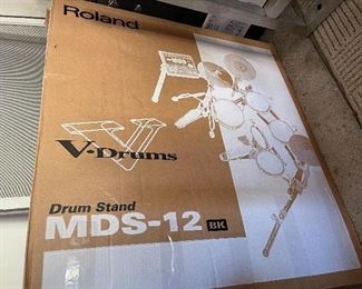 Roland MDS-12 drum set includes: stand, 3 PD85 pads, 1 PD 105 pad and 3 CY-12R/C symbols. 