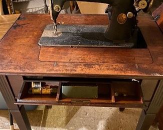 Vintage electric SINGER Sewing Machine