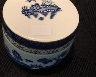 Royal Doulton - Real Old Willow porcelain trinket box