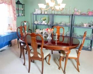 Bernhardt Table with 2 Leaves and 6 Chairs