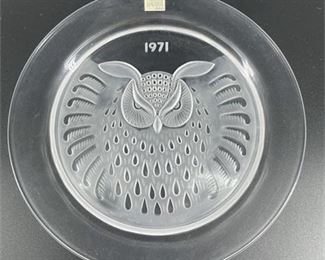 Lot 053
Lalique Crystal Annual Plate 1971, Hibou.    https://www.bidrustbelt.com/Event/LotDetails/119639456/Lalique-Crystal-Annual-Plate-1971-Hibou