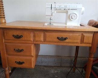 Vintage Singer sewing machine in cabinet 