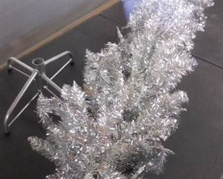 Silver Christmas Tree W Stand And Clear Lights