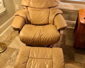 BEIGE LEATHER STRESSLESS CHAIR