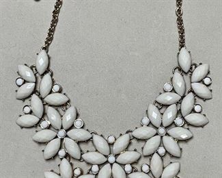 Item 220:  White Flower Necklace: $14
