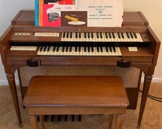 Wurlitzer Model 4420 Spinet Organ 
