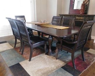 Lovely dining table & 6 chairs