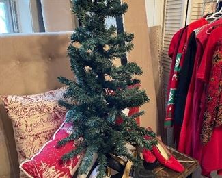 Small lighted Christmas Tree, cushions