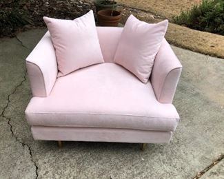 Oversized Gus pink chair in perfect condition (never used) with interchangeable legs (chrome or black)