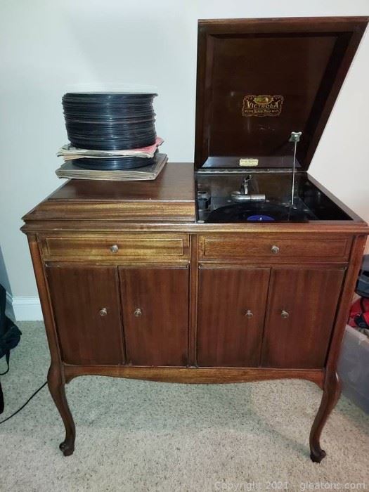 Antique VV215 Victor Victrola with Collection of 78 Records