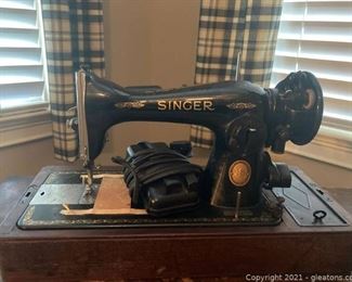 Singer Sewing Machine Antique with Wooden Carrying Case