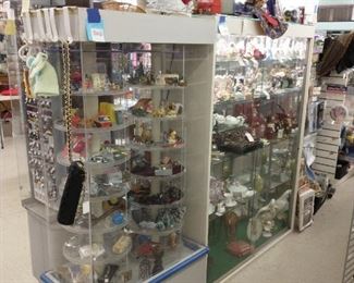 All kinds of collectibles!!!
Lenox, Fitz & Floyd, Capodimonte, etc.