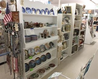 Dollhouse furniture & collector plates!