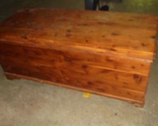 Cedar chest w/tray