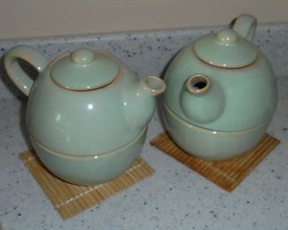 Pair tea pots