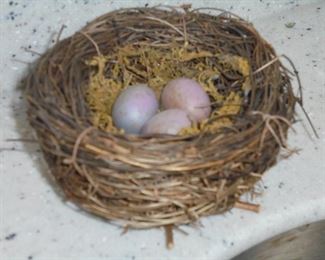 Nest w/3 purple eggs
