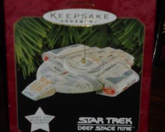 Keepsake ornament: Deep Space Nine USS Defiant  lights up