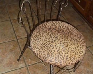 Dressing leopard print stool 