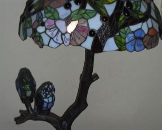 Tiffany style table lamp w/ lit Tiffany style lighted birds