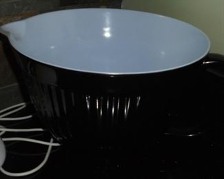 Large black pouring bowl