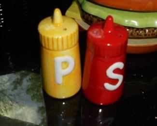Mustard/ketchup salt pepper shakers