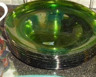 8 dark green plates