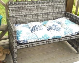 Gray plastic wicker seat w/cushion