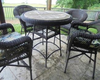 Patio woven plastic bar high round table w /wood center & 4 matching chairs
