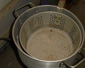 Deep fry fish pan in pot