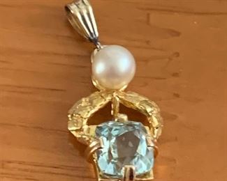 PENDANT IN GOLD WITH PEARL