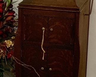 Victrola mahogany cabinet working condition circa 1915