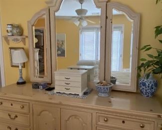 Stanley dresser with mirror