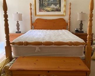 Thomasville 4 poster bed with acorn finials-Queen size