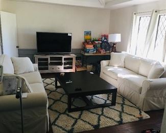 Living room
Clean lines
White sofas