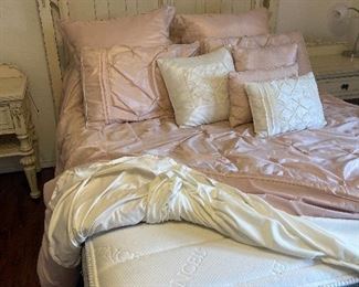 Queen bedroom furniture 
Antique looking 
unique bedroom furniture 