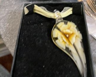 Glass flower necklace 