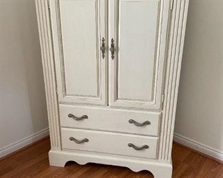 . . . this matching chest/wardrobe finishes off this great bedroom set