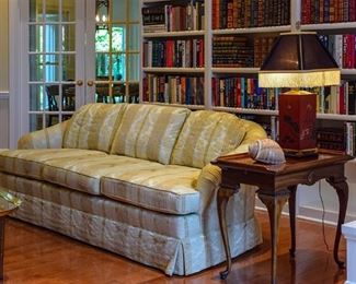 Gorgeous home with beautiful furniture, art, accessories. LOTS of books! Several sofas! Lots of lamps!