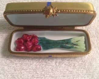 LIMOGES BOUQUET OF ROSES IN A GOLD FLOWER BOX WITH BLUE BOW WITH ROCHARD NAME