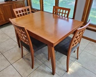 Calligaris Italian Extendable Dining Table and Six Chairs (4 side and 2 arm) Size: 47 x 35 x 30