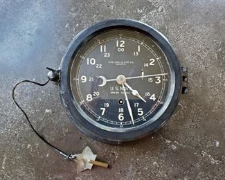 Vintage US Navy Chelsea Clock WWII Era. 24/12hr runs, keeps time and has original key