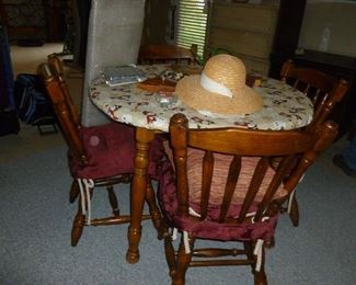 table & 4 chairs w/2 leaves