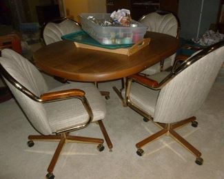 nice table & chairs w/1 leaf