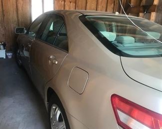 2010 TOYOTA CAMRY $7000 , 78k miles rear panel passenger side scratch and passenger side mirror replaced with wrong color