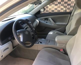 2010 TOYOTA CAMRY $7000 , 78k miles rear panel passenger side scratch and passenger side mirror replaced with wrong color