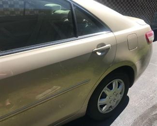 2010 TOYOTA CAMRY $7000 , 78k miles rear panel passenger side scratch and passenger side mirror replaced with wrong color