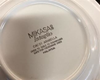 MIKASA ARABELLA SET OF DISHES